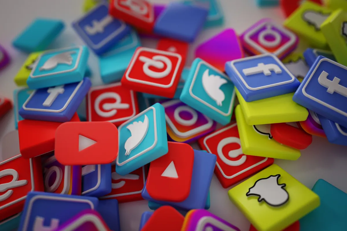 Íconos en 3D de varias redes sociales apilados