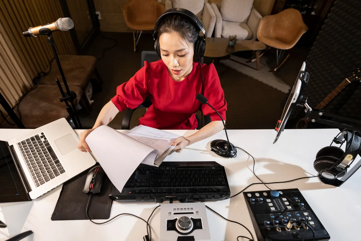 Mujer que graba contenido con equipo de audio, ejemplo de creadora de contenido para marcas