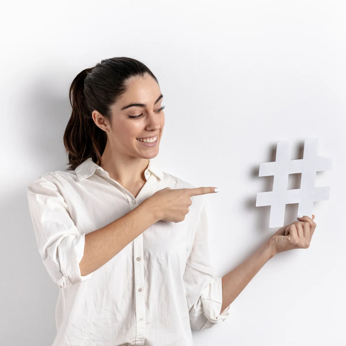 Mujer señalando un símbolo numeral grande